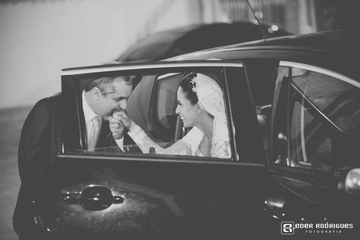 noiva com o pai no carro