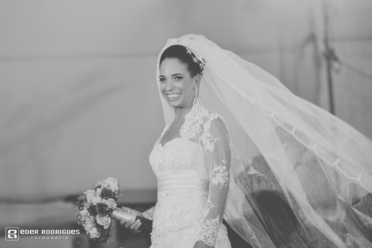 noiva na porta da igreja sorrindo