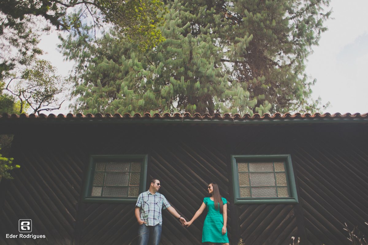 casal de mãos dadas na lateral da capela