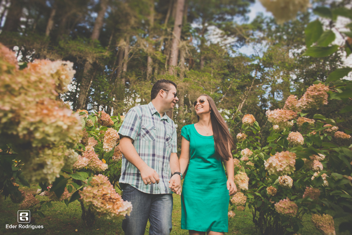 noivos correndo no meio das flores em campos do jordão
