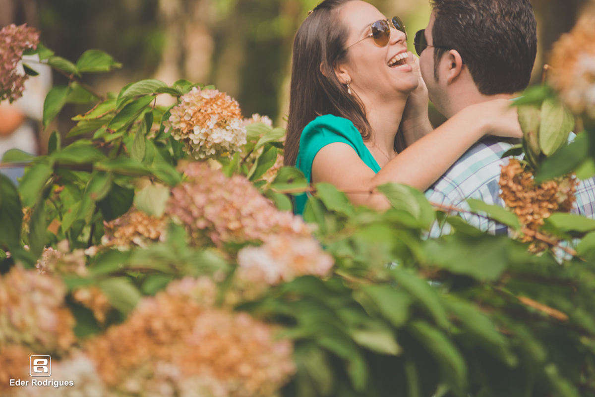 noiva sorrindo no meio das flores
