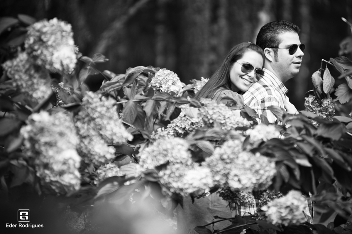 noiva abraçando noivo nas flores