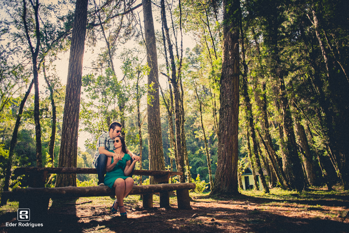  casal abraçados sentado no banco do horto florestal