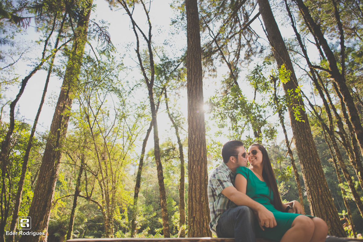 casal se olhando sentado no banco do horto florestal