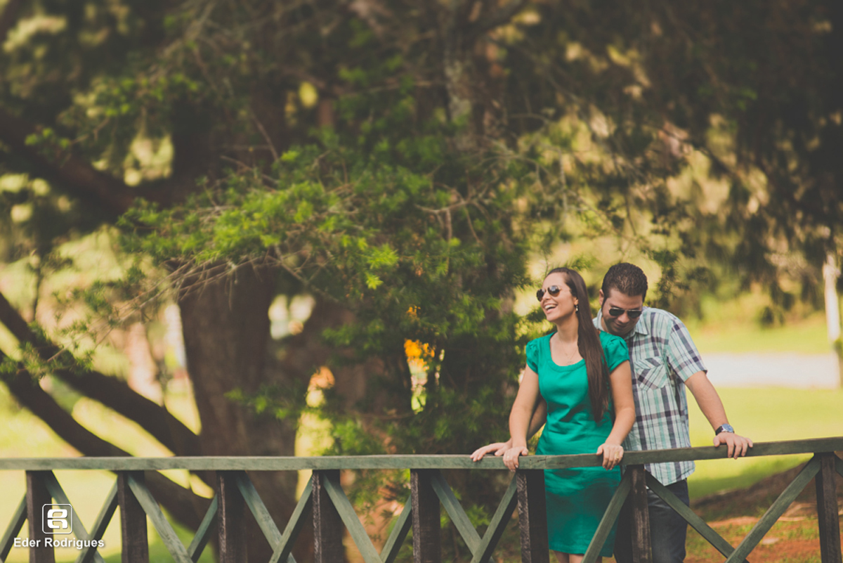  casal sorrindo na ponte em campos do jordão