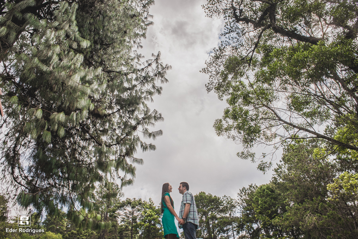 casal se olhando apaixonados no horto florestal