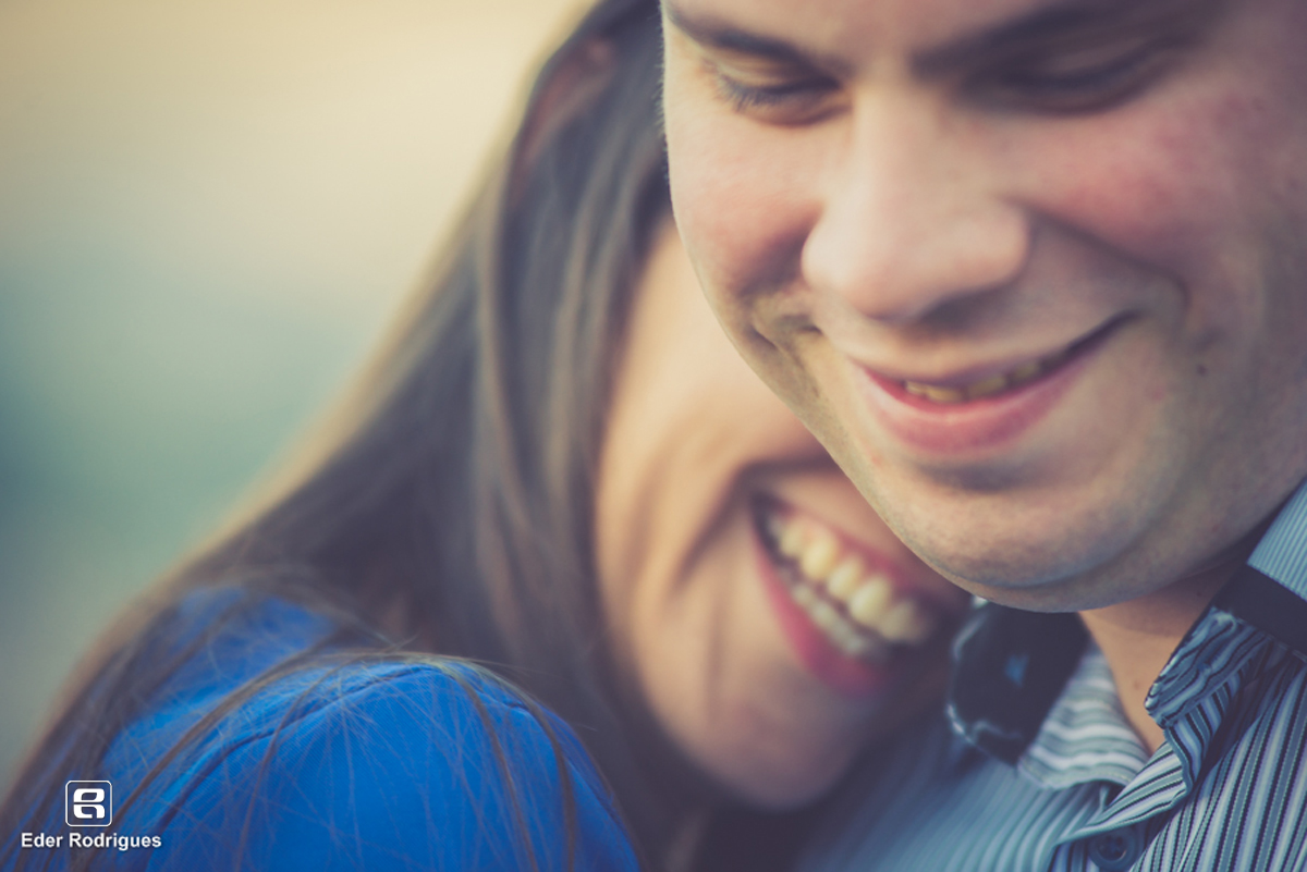 casal sorrindo de rostinho colado em campos do jordão