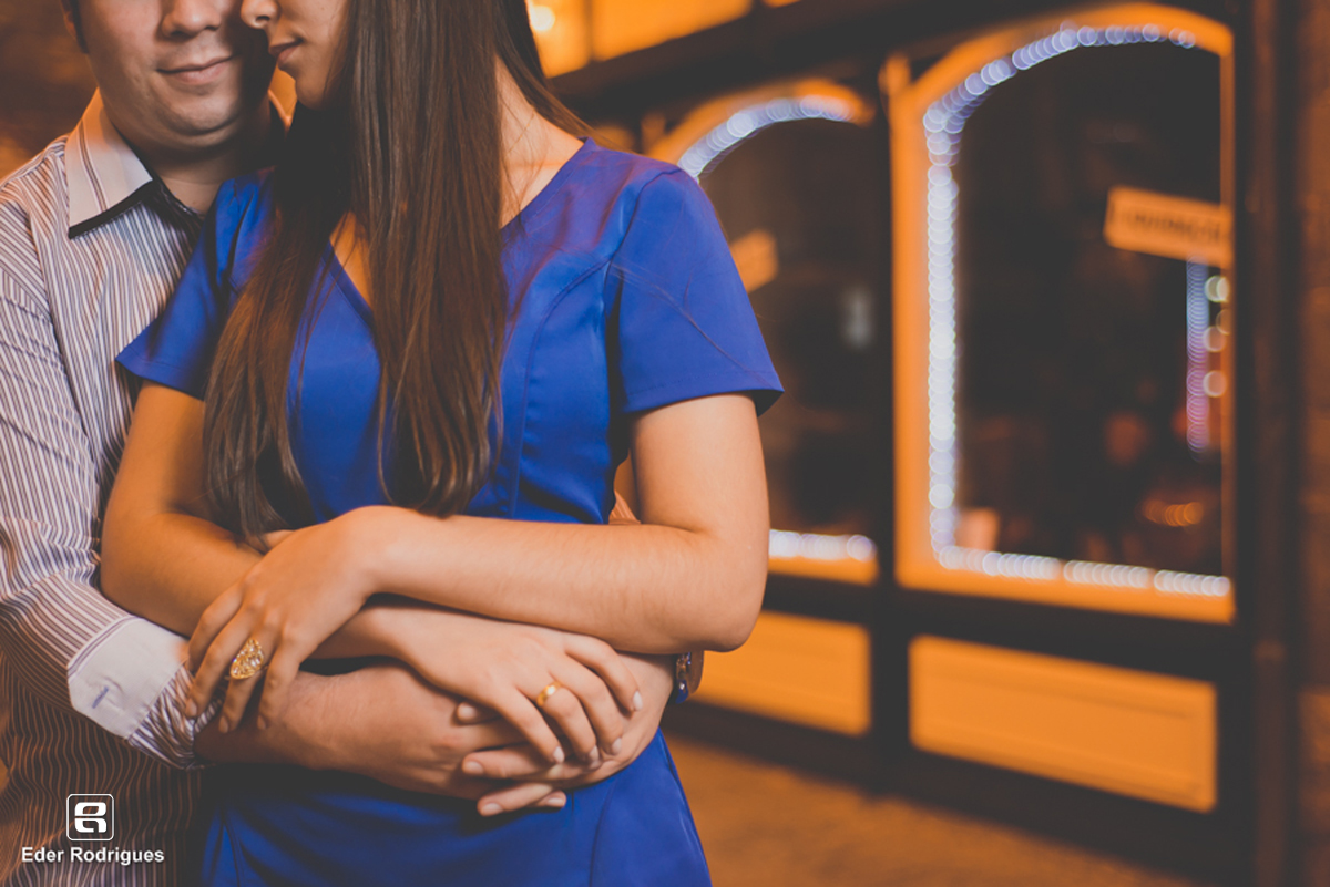 casal se abraçando no Capivari  