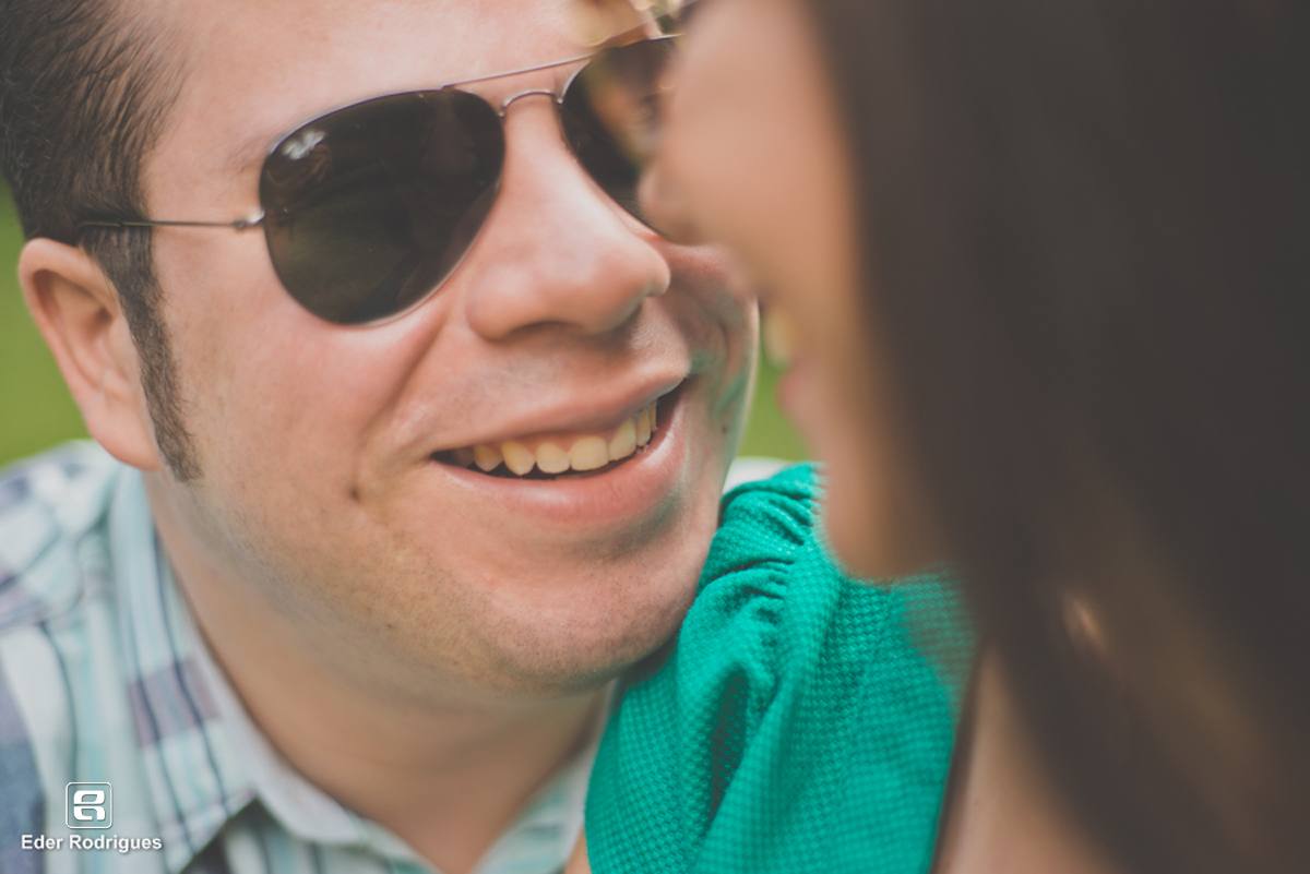 noivo de óculos sorrindo pra noiva