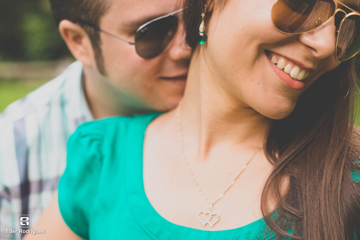 noivo beijando a noiva no pescoço no horto florestal