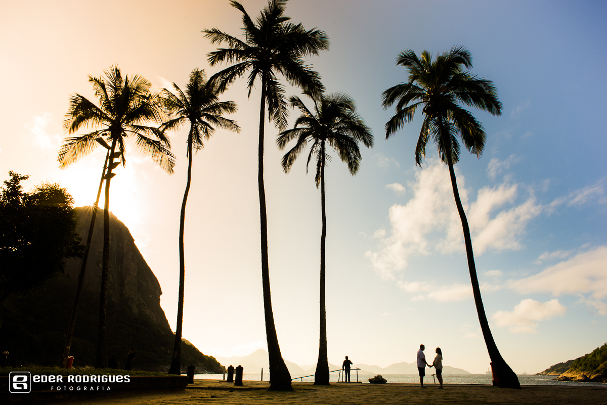 gestante com o papai na praia da urca