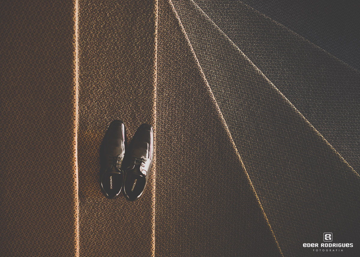 sapato do noivo na escada