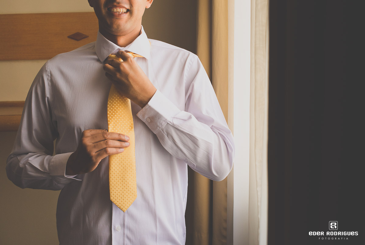 noivo arrumando a gravata