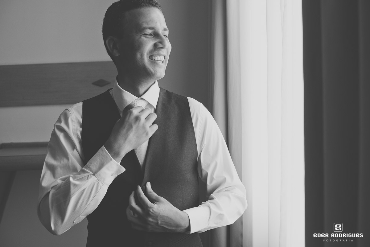 noivo sorrindo no making