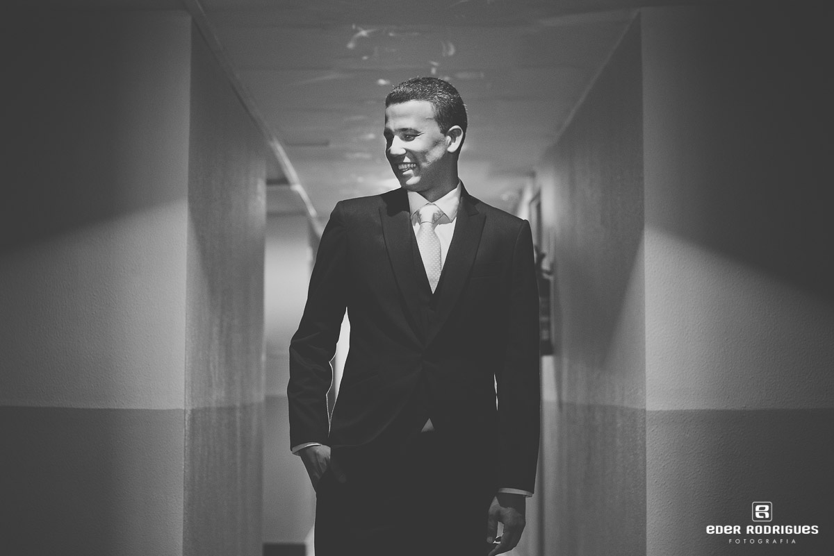 noivo no corredor do hotel San Michel taubate
