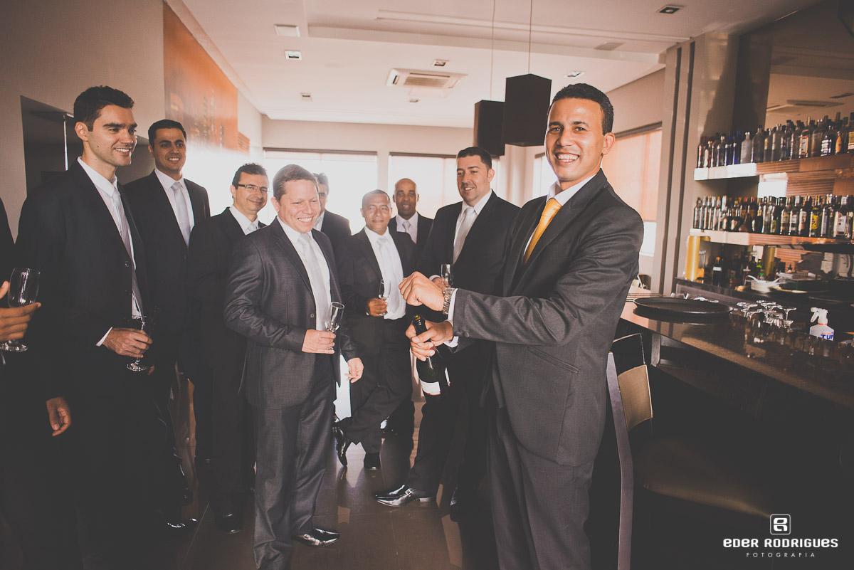 noivo brindando com os padrinhos hotel San Michel taubate