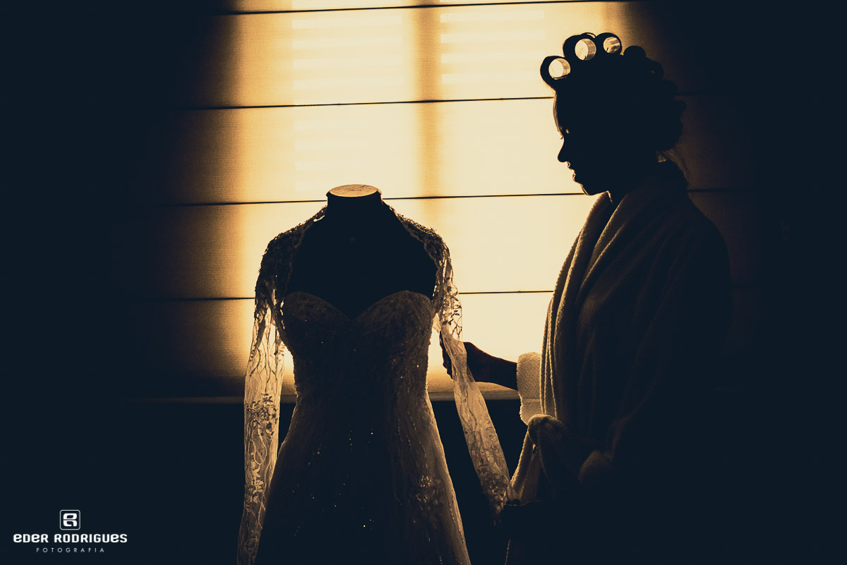 noiva admirando seu vestido da noiva no making