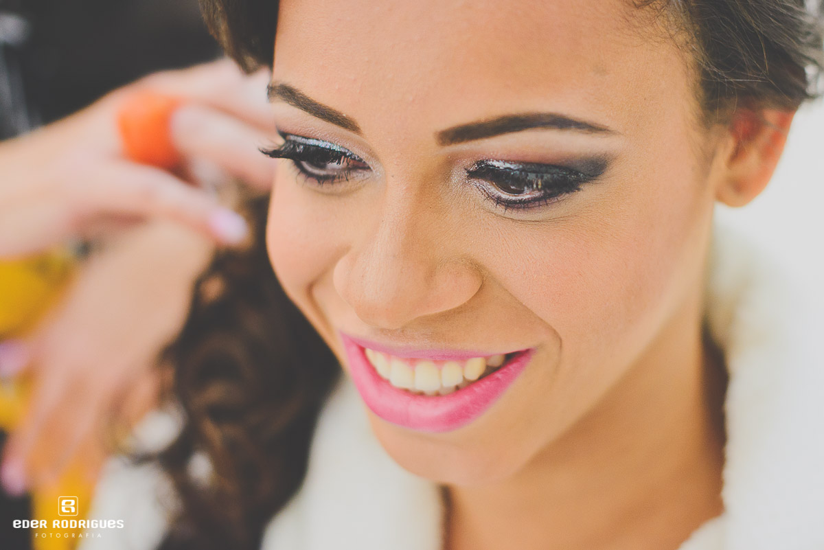 noiva sorrindo no salão fazendo maquiagem
