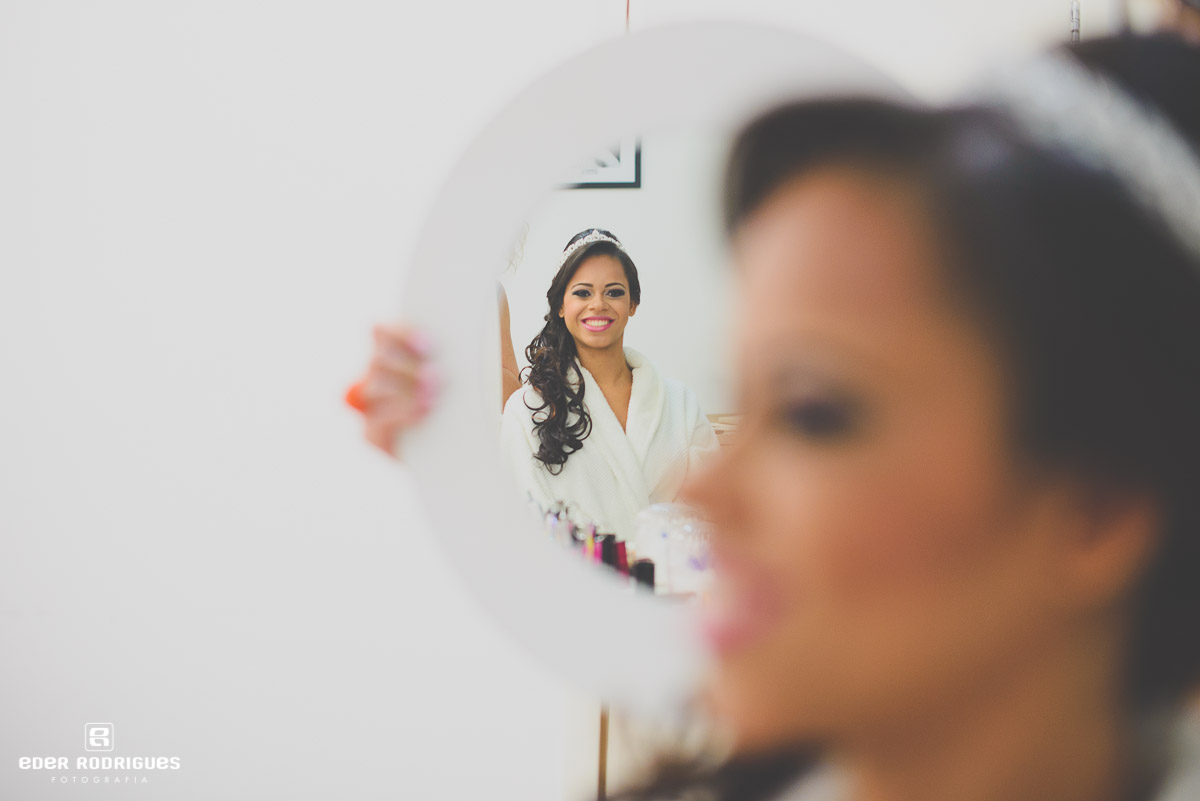 noiva no salão fazendo maquiagem