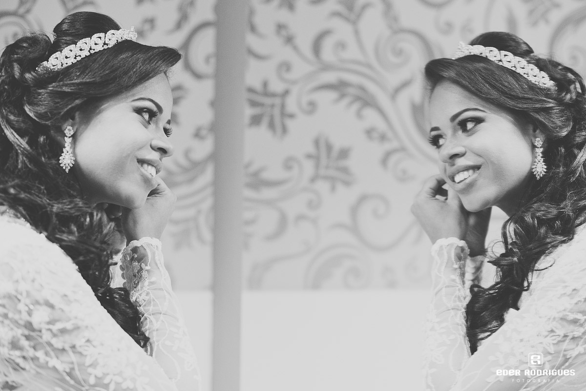 noiva colocando brinco no salão Bethy Lima