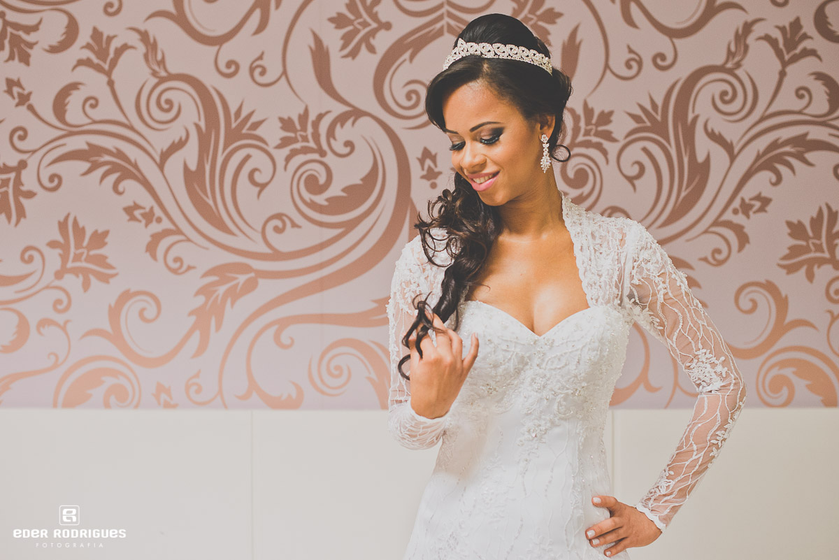 noiva linda no salão mexendo o cabelo