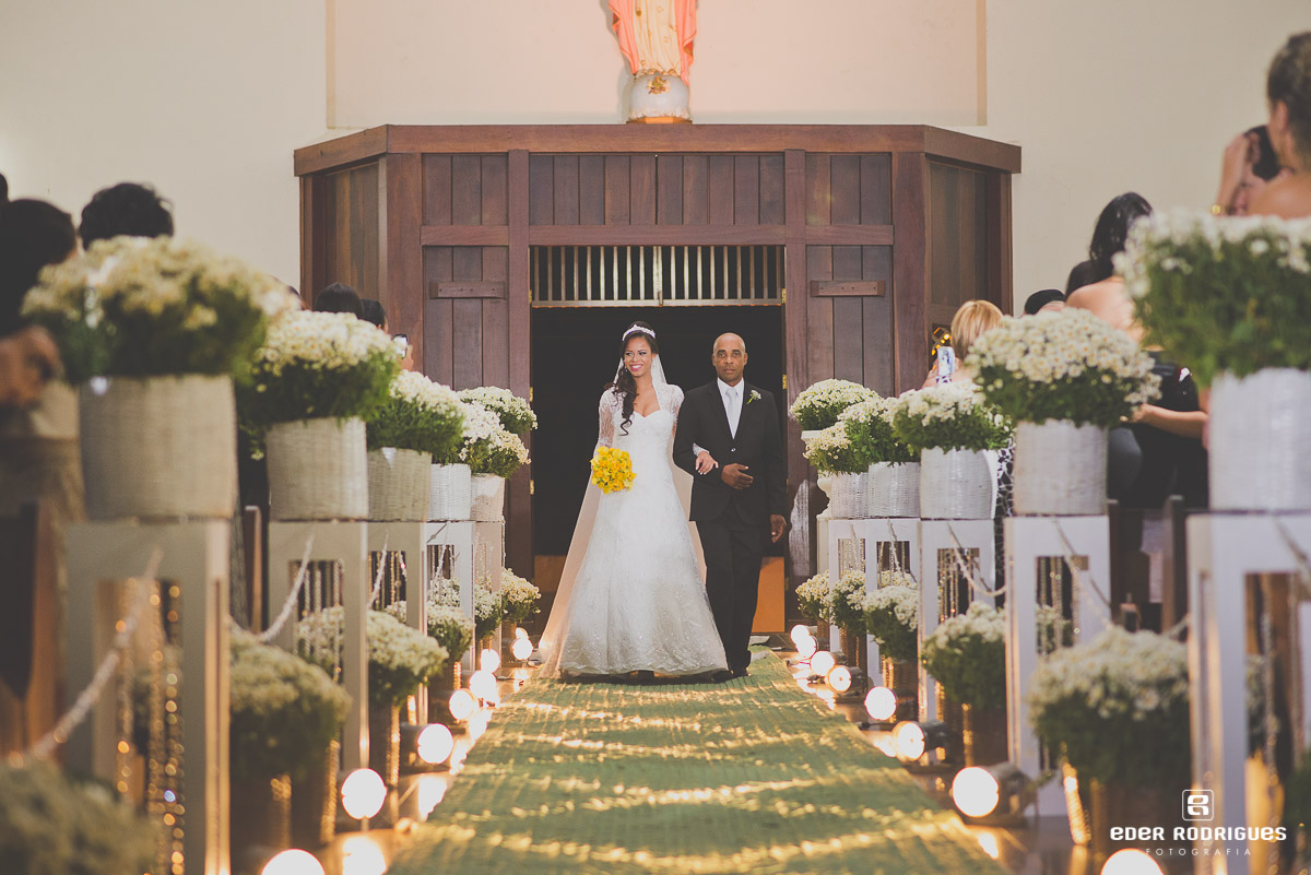 noiva entrando na Paróquia Sagrado Coração de Jesus com o pai