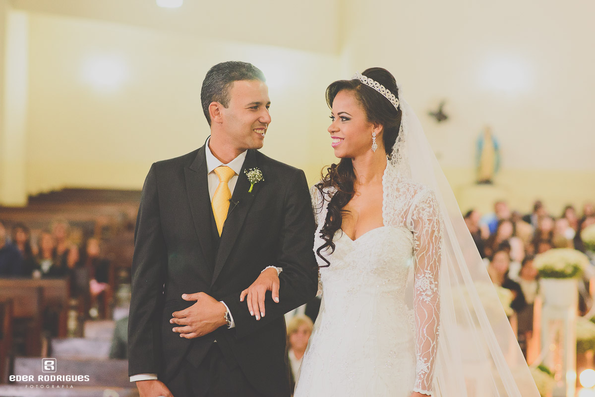 noivos apaixonado se olhando