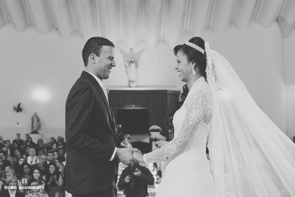 noivos se olhando na Paróquia Sagrado Coração de Jesus