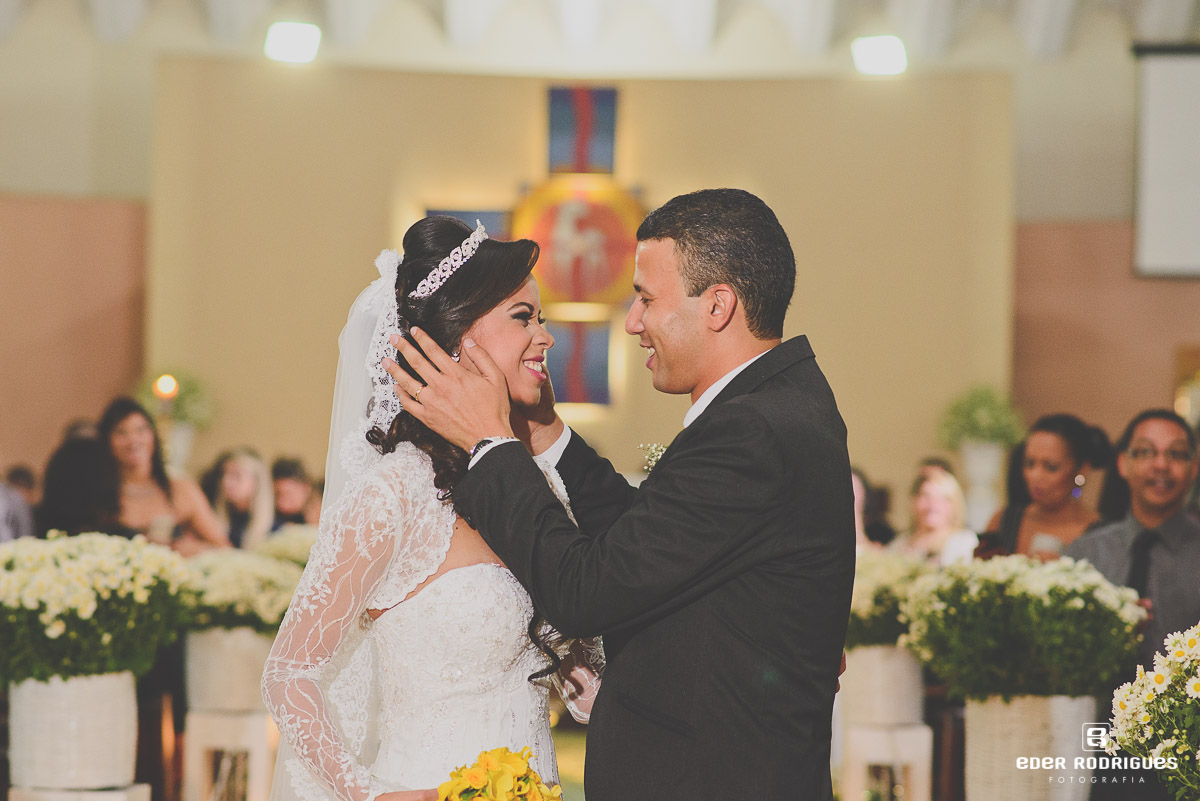 noivo fazendo carinho na noiva  Paróquia Sagrado Coração de Jesus