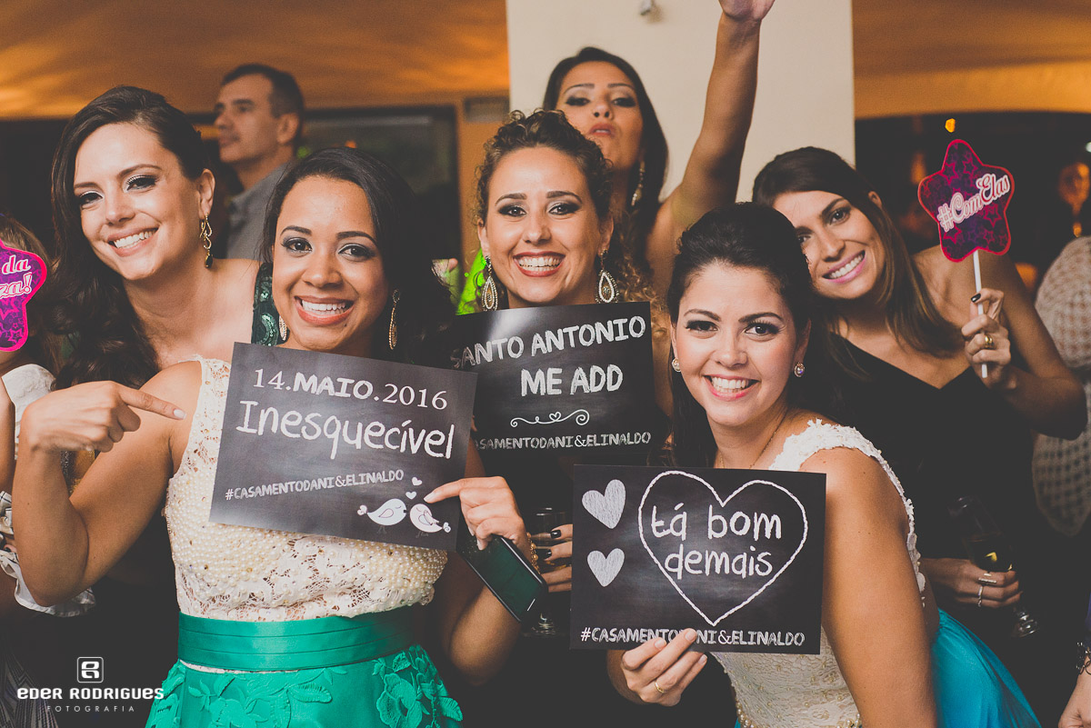 madrinhas da noiva com a plaquinha