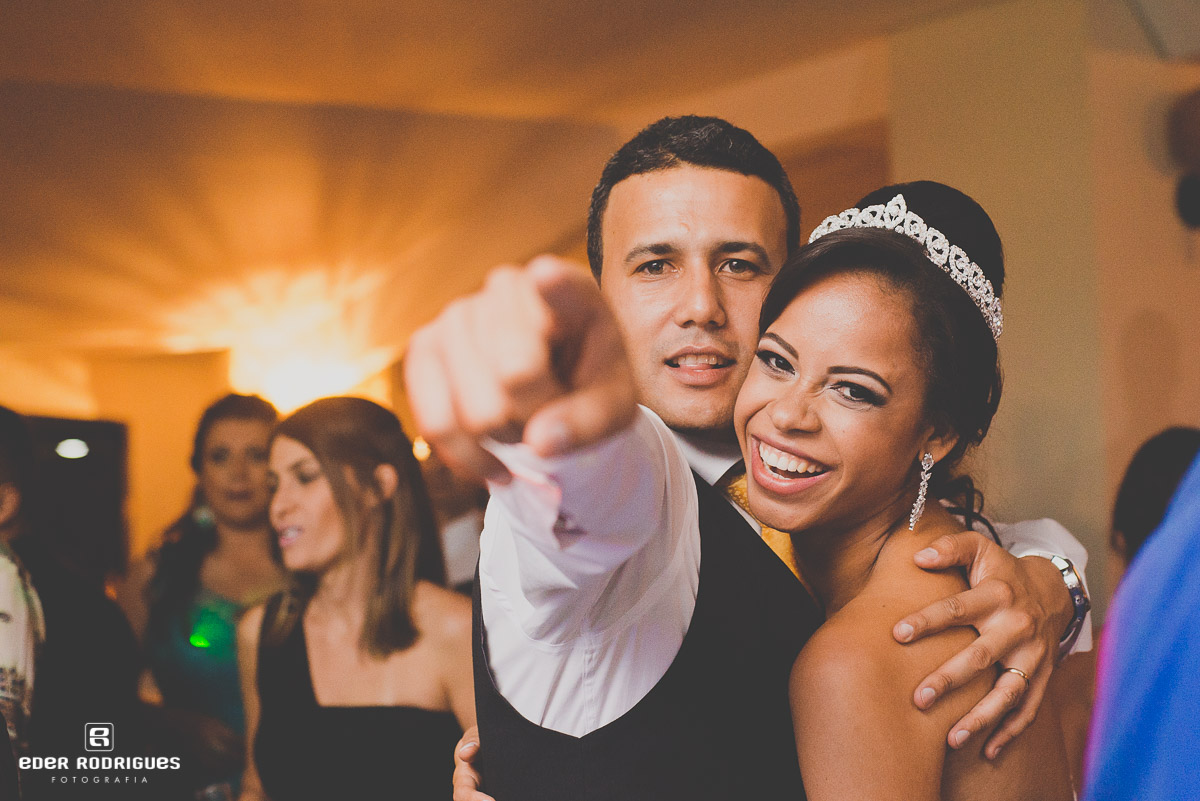 casal de noivos dançando na festa de casamento