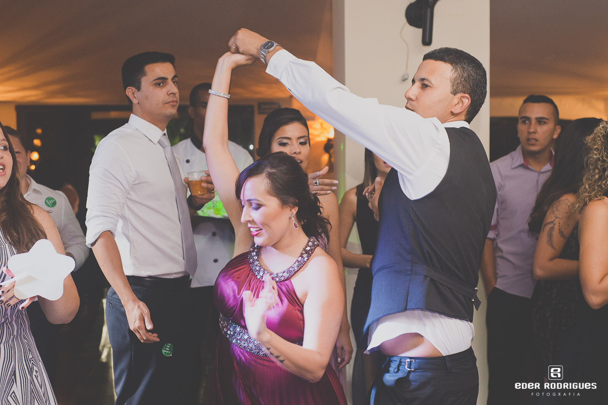 noivo dançando com madrinha na festa de casamento