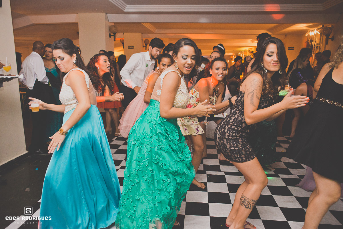 convidados dançando na festa de casamento