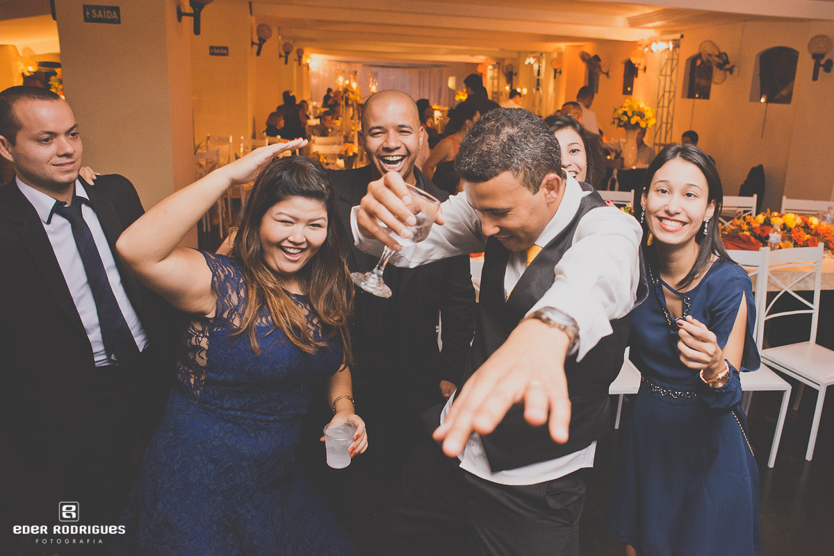 noivo dançando com a mãe na festa de casamento