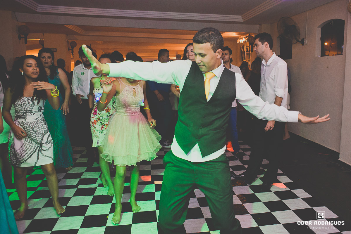 noivo dançando com madrinha na festa de casamento