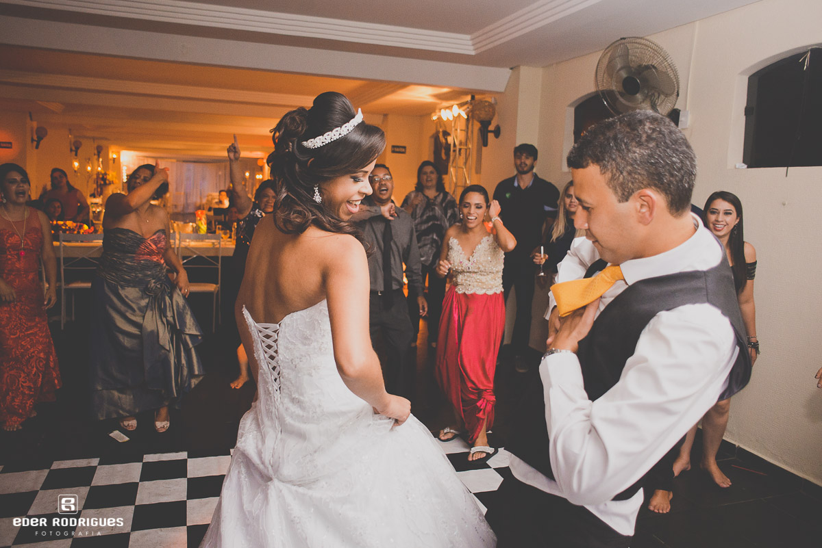 noivos dançando na festa de casamento