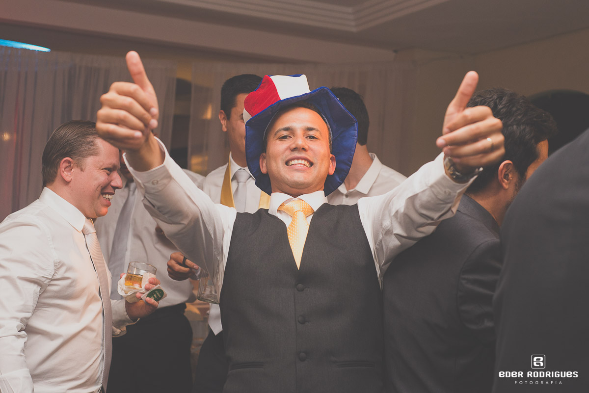 noivo dançando com madrinha na festa de casamento