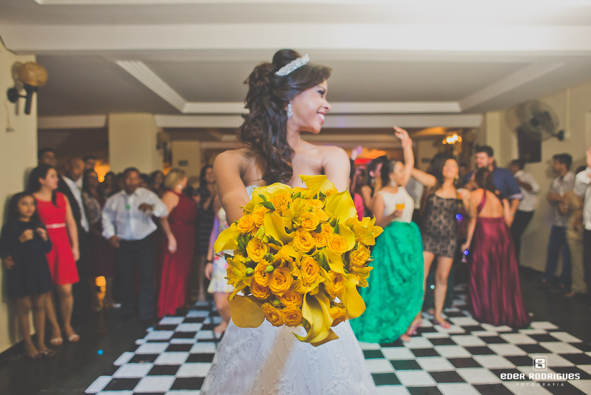 noiva com o buque na festa de casamento