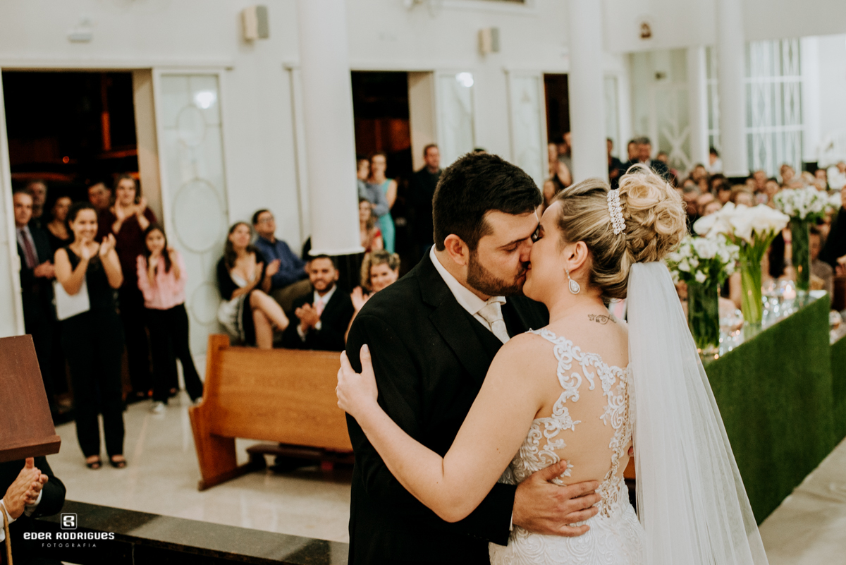noivos se beijando na igreja em sjcampos
