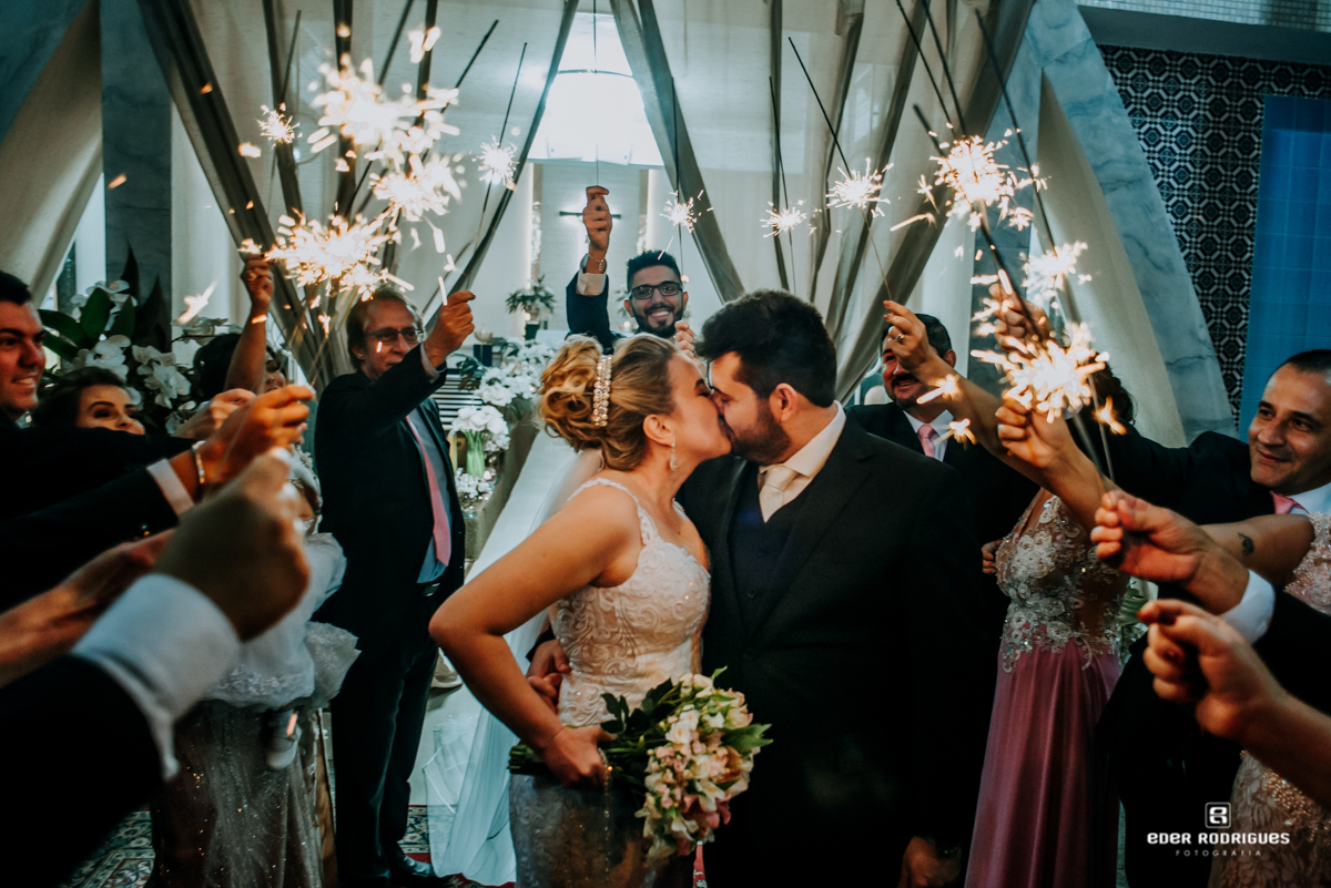 noivo se beijando na porta da igreja em sjcampos