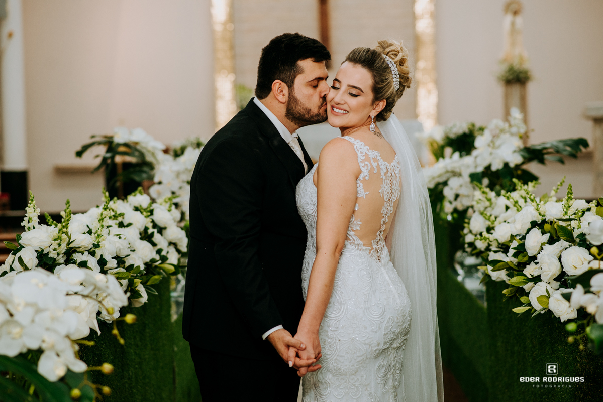 noivo beijando a noiva na igreja em sjcampos