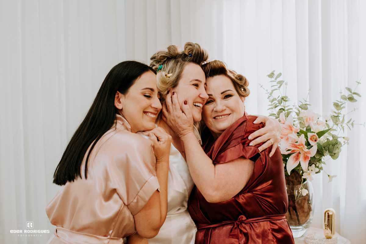 abraço entre mãe e irmã da noiva