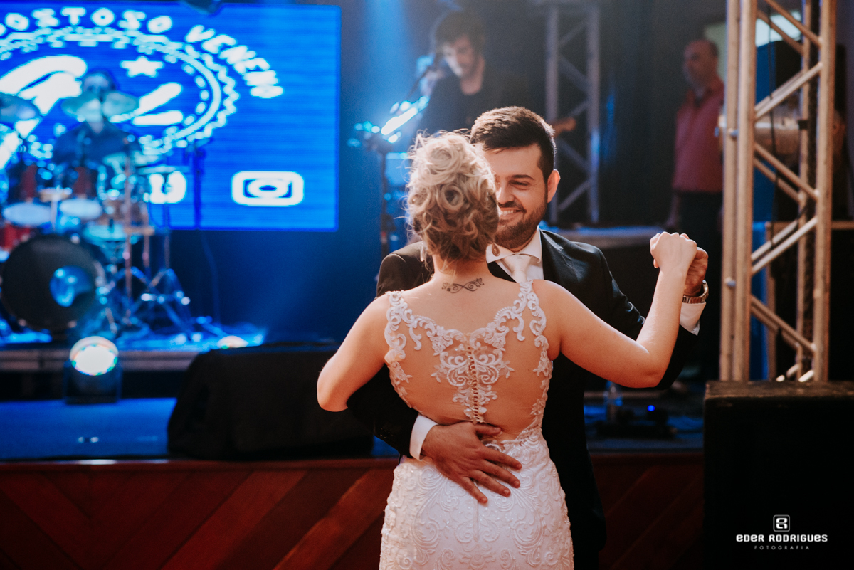noivo sorrindo pra noiva na festa na APVE SJC
