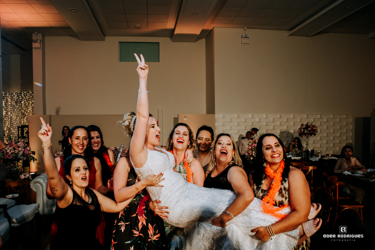 noiva com as amigas na festa na APVE SJC