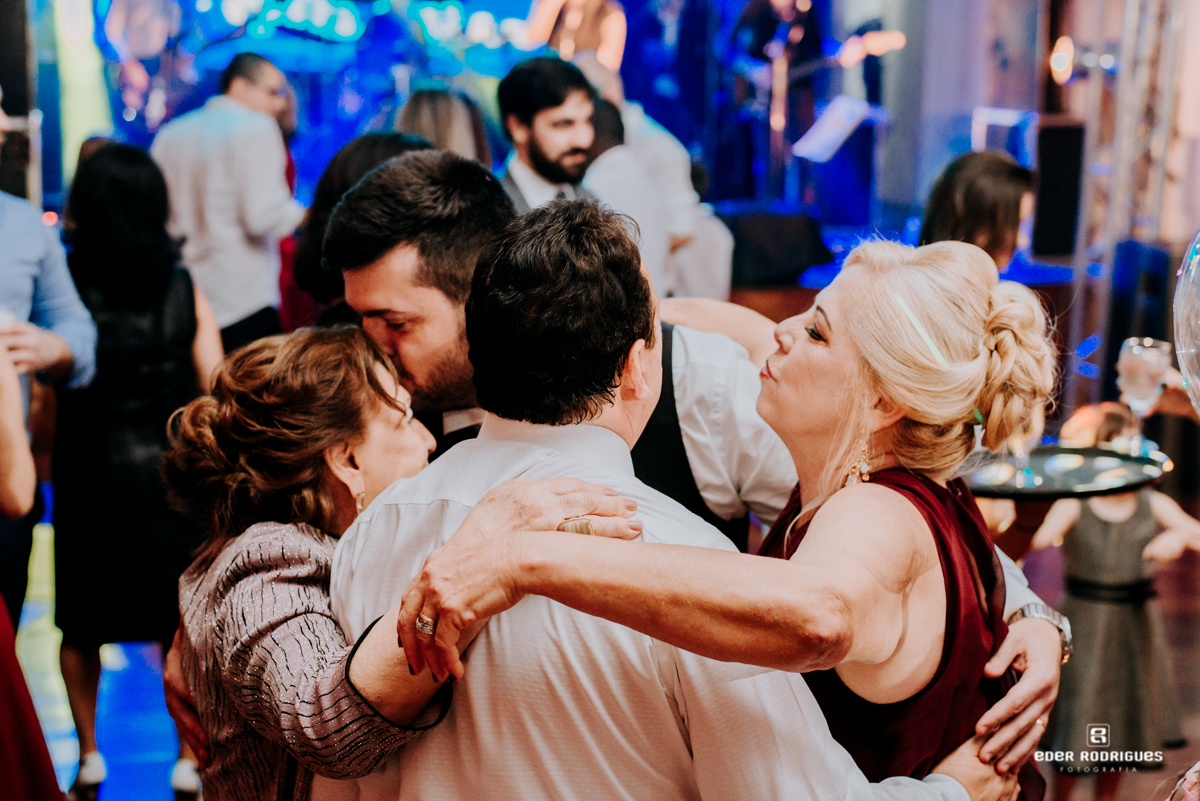 noivo com a familia festa na APVE SJC