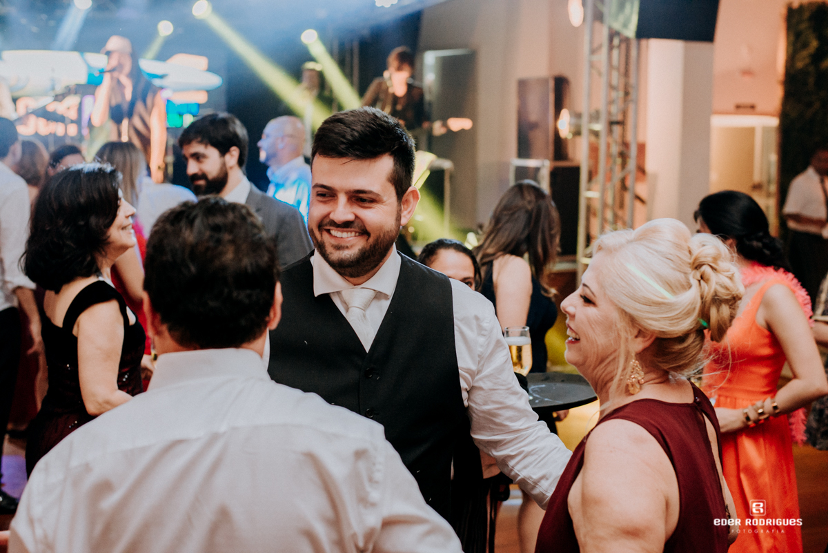 noivo sorrindo festa na APVE SJC