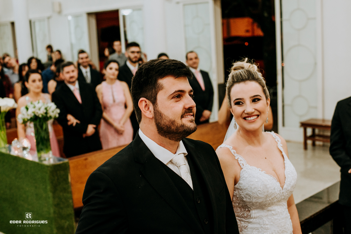 noiva sorrindo para o noivo na igreja em sjcampos