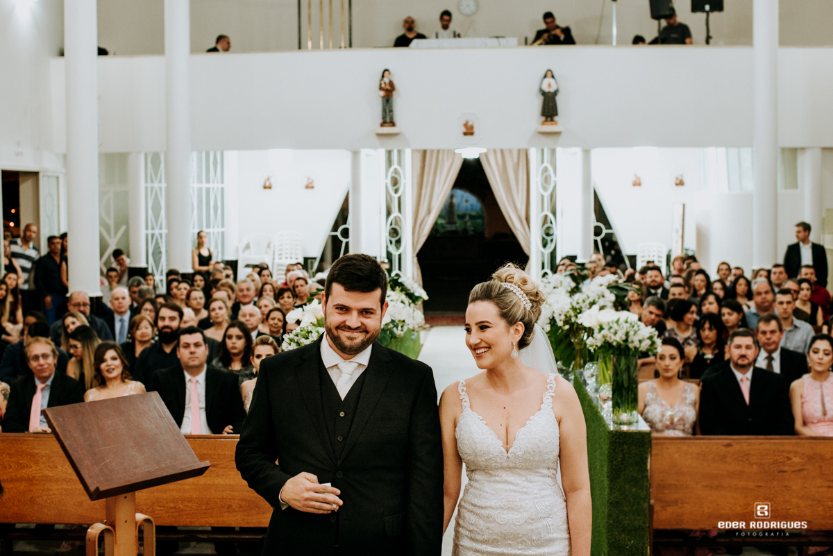 casal sorrindo na igreja em sjcampos