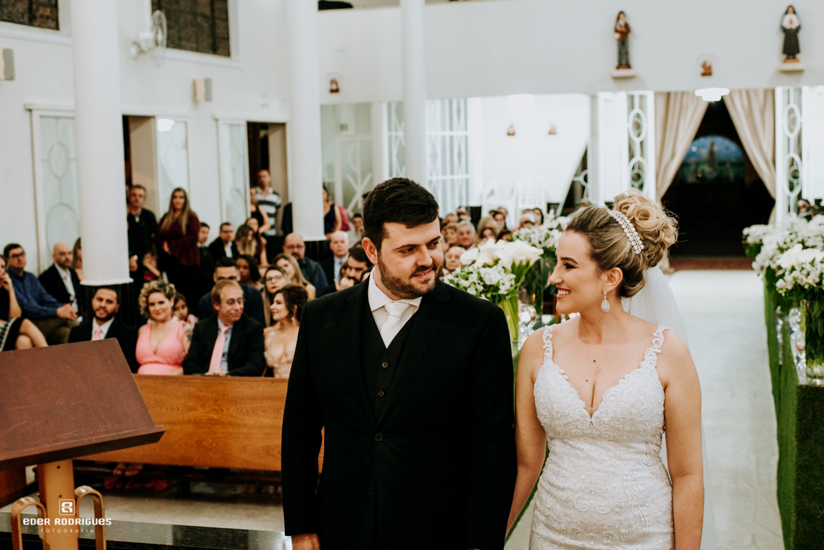 noivos se olhando na igreja em sjcampos