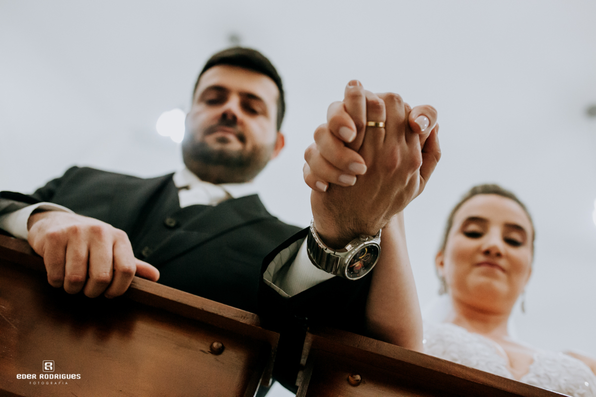 noivos rezando na igreja em sjcampos